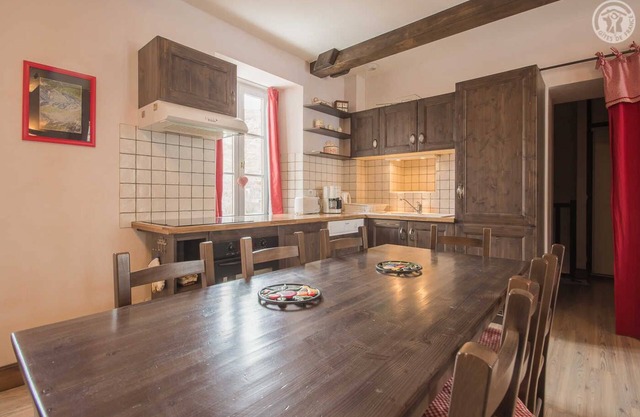 Ecole du Village Rénovée Situés à 7km des Pistes de ski D'albiez-montrond, Station Village Familiale