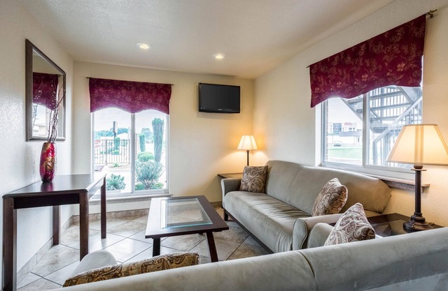 Econo Lodge Inn & Suites Searcy