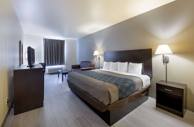 Econo Lodge Inn & Suites Bridgeport