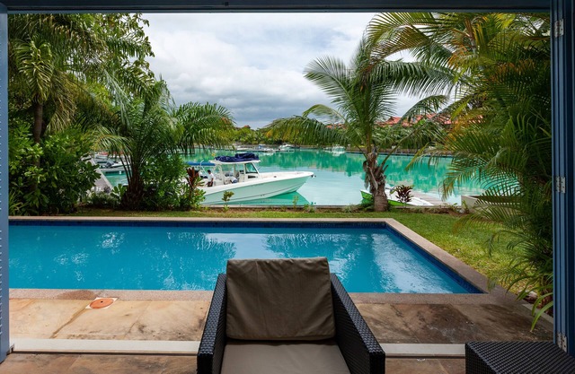 Eden Island: Magnificent villa with private pool