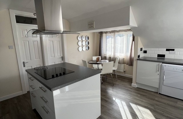 Edge of Glastonbury and Street Town Centre, 2 Bedroom Apt with Parking.