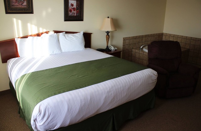 Edgewood Hotel & Suites