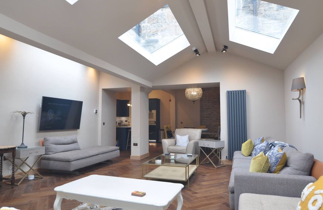 Edinburgh City Centre Townhouse. Six bedrooms and six bathrooms