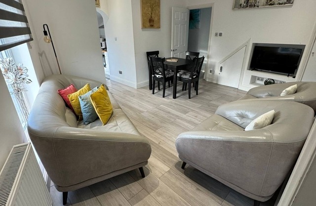 EEJs Modern 3 bed apartment - near station