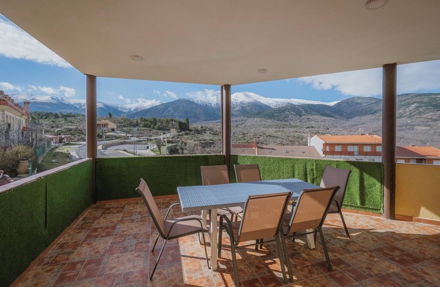 El Encanto del Alberche,'Casa 2' with Mountain View, Shared Pool and Wi-Fi