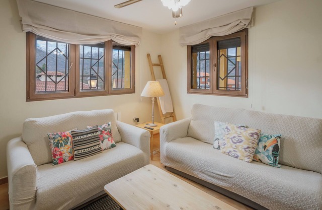 El Encanto del Alberche 'Casa 3' with Mountain View, Shared Pool and Wi-Fi