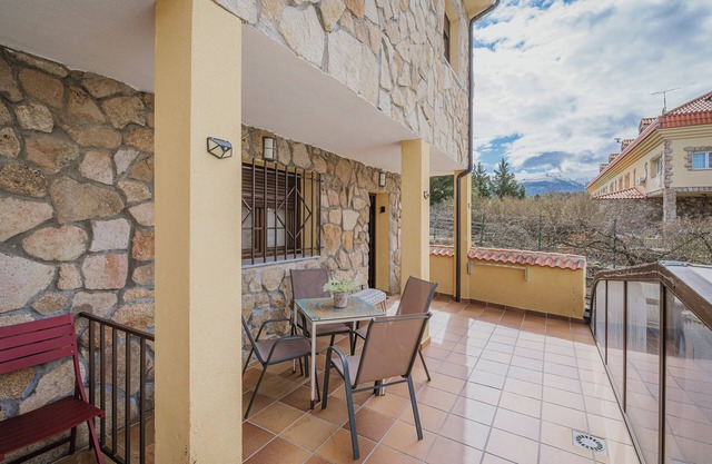 El Encanto del Alberche, 'Casa 6' with Mountain View, Shared Pool and Wi-Fi