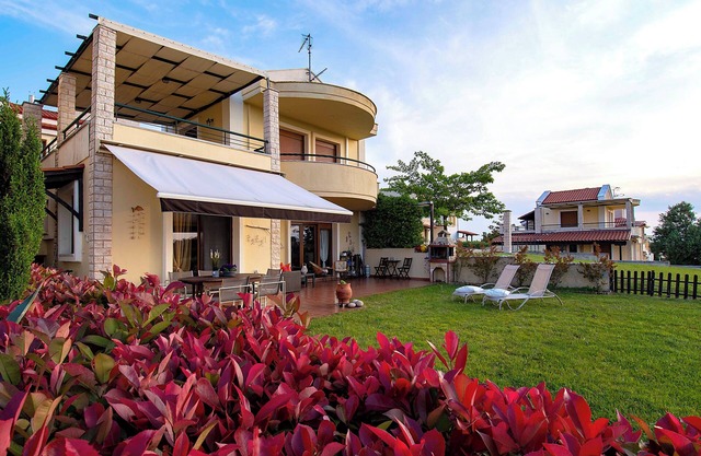 Elani Hill Summer Villa by Luxlikehome
