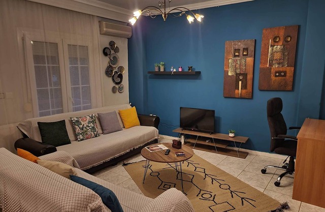 Ele - Casual living.