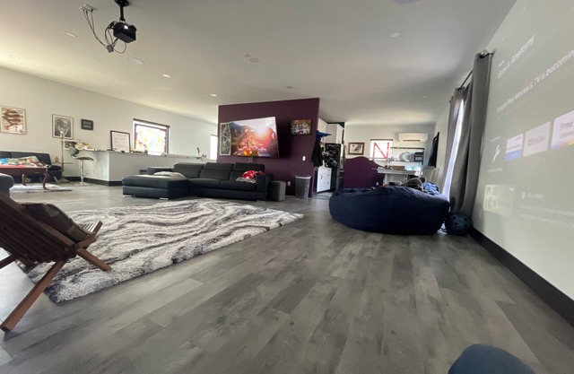 electric car friendly. Charming 1000 sq.ft loft in welcoming Omaha with WiFi, AC