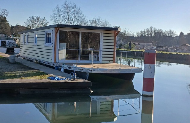 Electro-solar pleasure boat on the Canal de Garonne