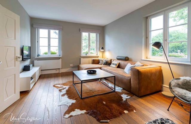 Elegant & historic country house, high ceilings, fenced garden, fireplace, infrared cabin.