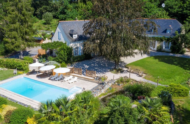 Elegant 17 C House With Superb Mountain Views & solar heated Swimming Pool