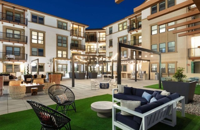 Elegant 1BR Condo w/Pool & Gym at Murphy Station