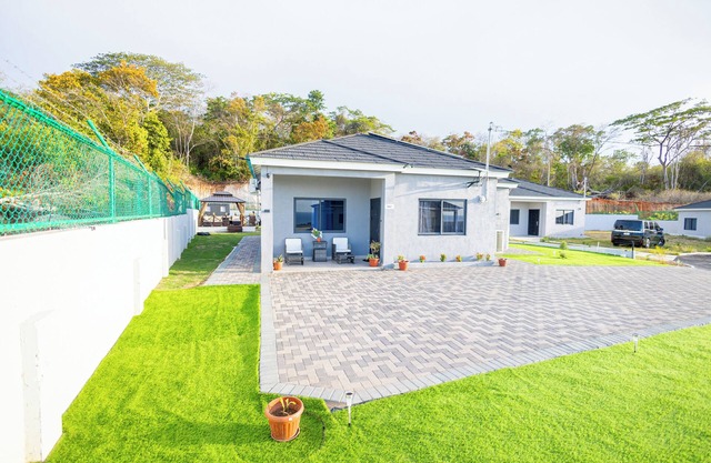 Elegant 3-bedroom Jamaican escape with AC and stunning ocean view in Runaway Bay