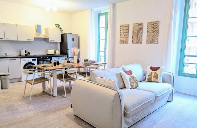 Elegant 3-room apartment with large terrace in Le Port