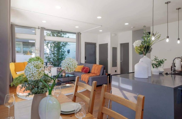 Elegant 3BR Home by UW w/AC – Trendy & Spacious