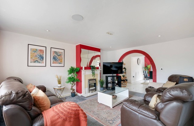Elegant 5-Bed Home w/Garden & Parking - Slough