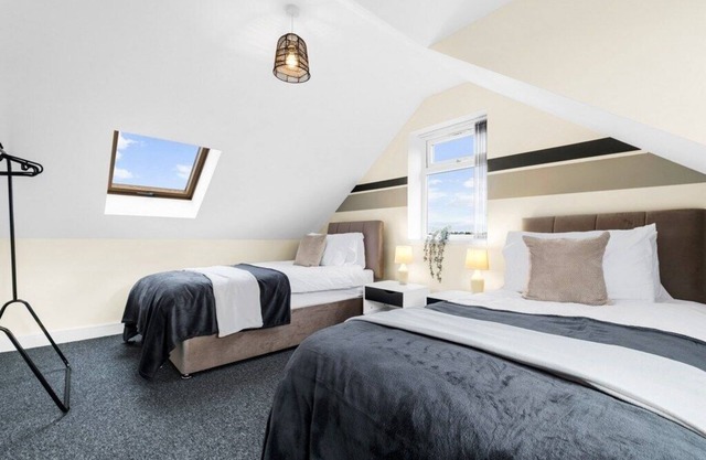 Elegant 5 Bedroom House/Free Parking/Yard