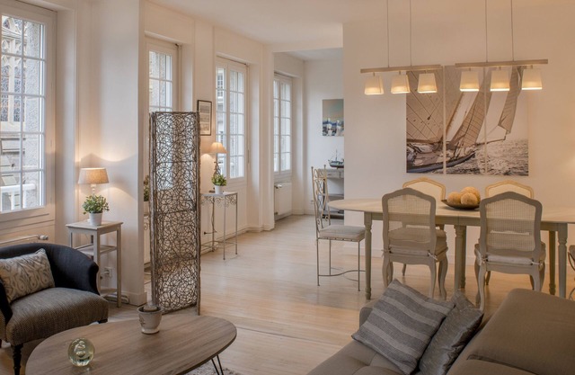 Elegant and bright 76m2 apartment in the heart of the ramparts. 2 Bedrooms 2 bathrooms