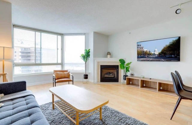 Elegant and Charming Apt in Ballston with Pool