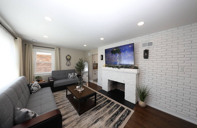 Elegant and Cozy 2 Bedroom Recently Renovated Home