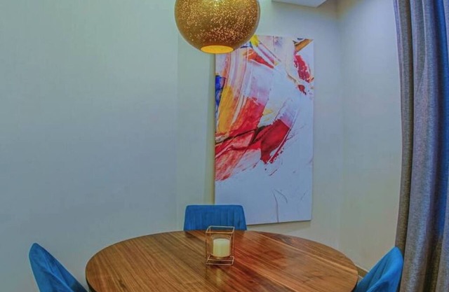 Elegant and Modern 1 Bedroom Skyview Apartment