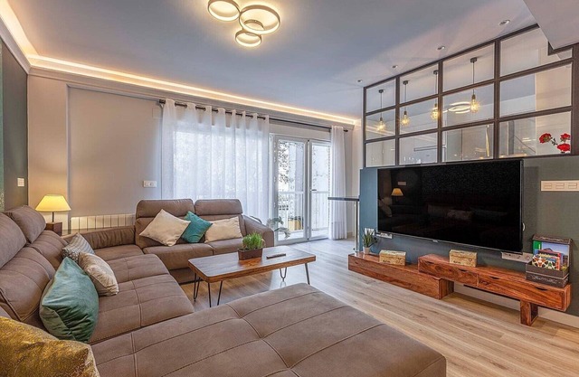 Elegant apartment ideal for families at 15min from Alhambra. 3 bathrooms, optional parking.