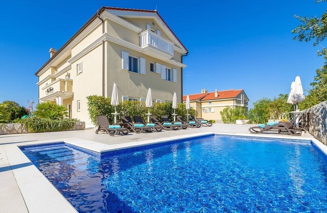 Elegant apartment Mande 3 in villa with a pool on Krk