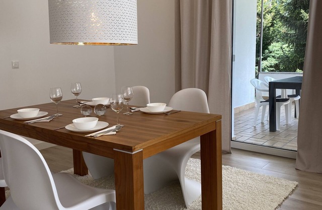 Elegant apartment with balcony and outdoor seating area with two parking spaces