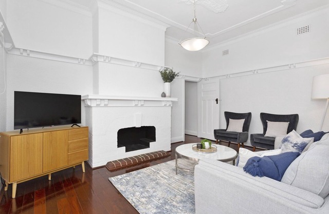 Elegant Art Deco Semi Detached 2-Bed Home by Parks