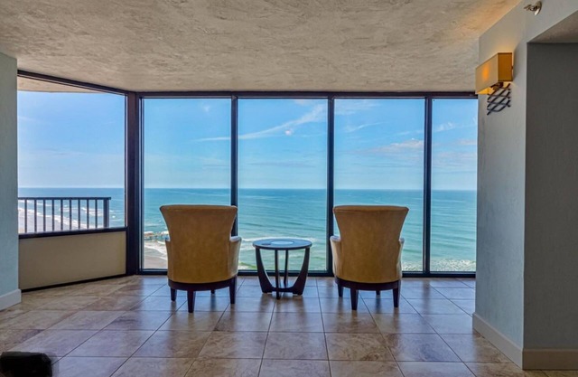 Elegant Beachfront Resort-like Condominum with Pool, Spa and Recreation