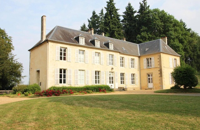 Elegant Estate with Park, Playground, and Farm Animals – Modern Comfort in a Historic Setting