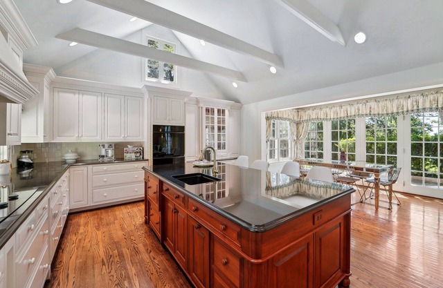 Elegant estate with sprawling grounds & gourmet kitchen- close to city