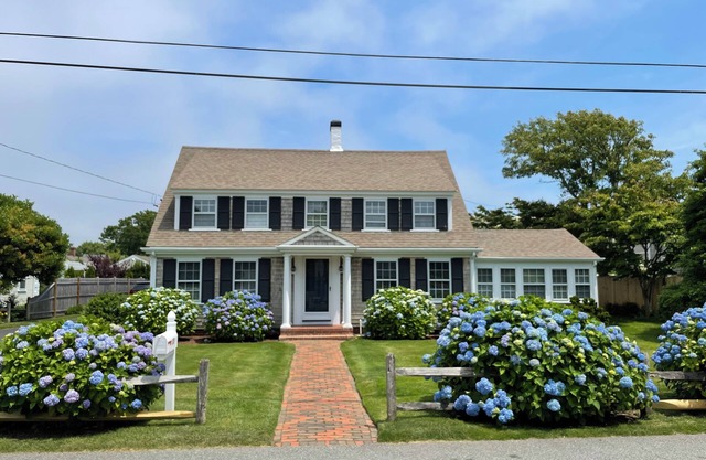 Elegant Harwich Port Home, Walk to private association beach and Village!