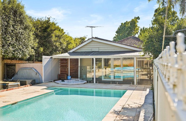 Elegant Luxury - Family Entertainer in Ringwood
