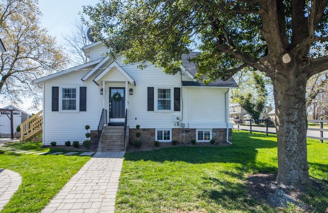 Elegant Middleburg Manor with 3 Bedrooms 2 Baths
