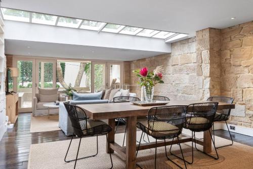 Elegant Paddington Sandstone Cottage with Parking