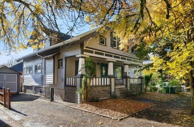 Elegant Richmond Gem nestled up to Hawthorne Blvd.n
