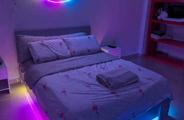 Elegant Studio with Garden, Fast Fiber Wi-Fi, 3 Minute Drive to Beach, Netflix