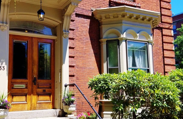 Elegant, Sunny, 2 Bedroom Townhouse Apartment, in the Heart of Downtown Portland