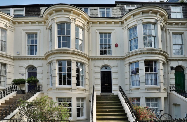 Elegant Townhouse, Sleeps 12, Close beach/town, 4 bath/showers, Sky Sports