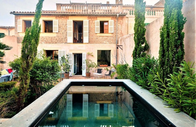 Elegant townhouse with private pool