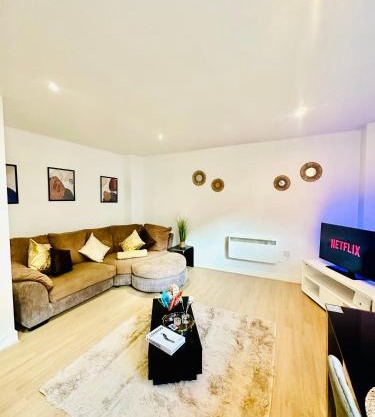 Elegant Two Bedroom Apartment In the Centre with Parking and Garden