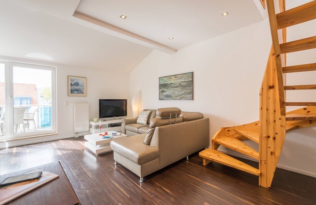 Elegant vacation apartment with south-facing balcony, 100 m to the beach