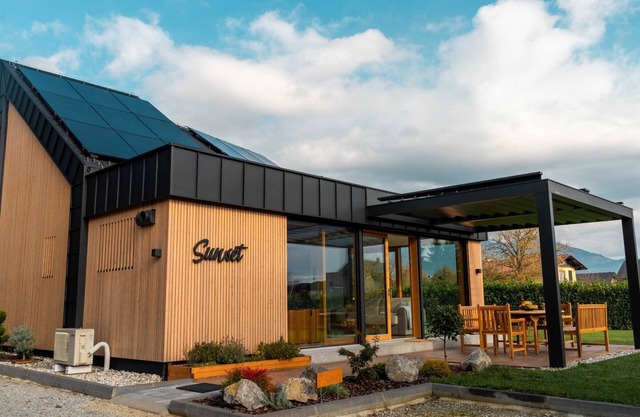 Elegant Warm Bliss Hideaway Escape Lodge - Holiday Home with Hot-Tub