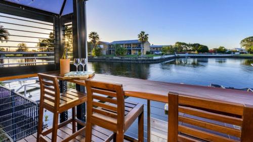 Elegant Waterfront Gem where the Ocean meets the Canal!