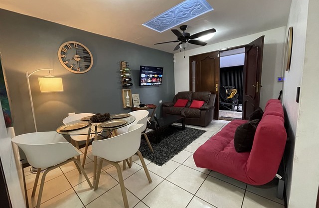 Elegante Casa de 4 Habitaciones a Solo 15 Minutos del Corazón de la Ciudad