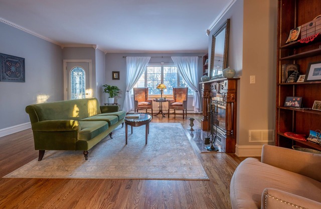 Elegantly decorated spacious 4 bedroom, 5 bathroom home in historic Oak Park