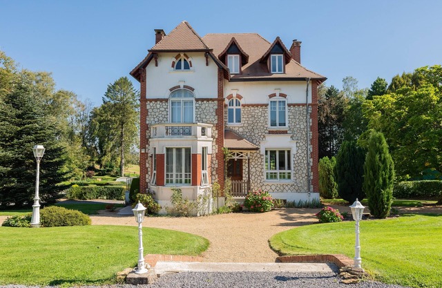 Elegantly renovated, comfortable villa with pool, spa and countryside views